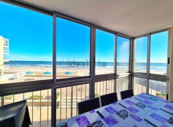 Este fantástico apartamento en primera línea de playa te ofrece una experiencia única