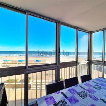 Este fantástico apartamento en primera línea de playa te ofrece una experiencia única