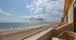 Adosado en primera línea de la playa en el Pouet. La distribución es la siguiente