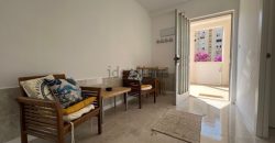 Adosado esquinero junto al mar, está totalmente reformado. Esta acogedora casa esquinera
