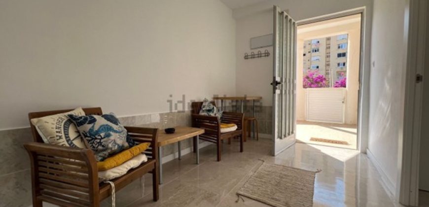 Adosado esquinero junto al mar, está totalmente reformado. Esta acogedora casa esquinera