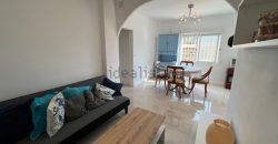 Adosado esquinero junto al mar, está totalmente reformado. Esta acogedora casa esquinera