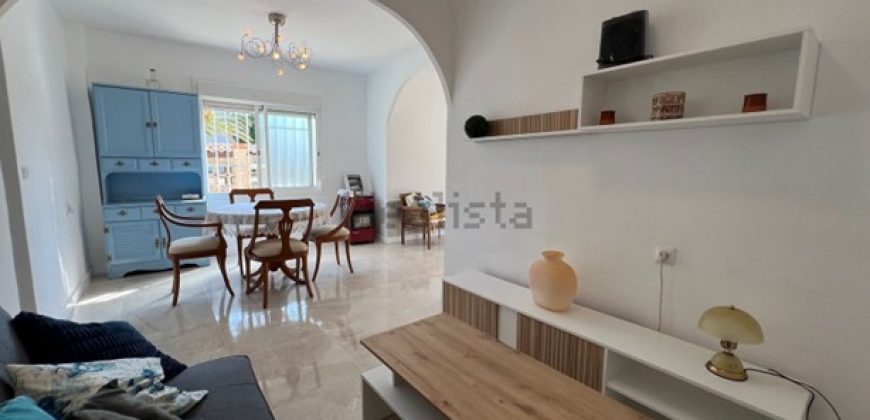 Adosado esquinero junto al mar, está totalmente reformado. Esta acogedora casa esquinera