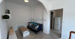 Adosado esquinero junto al mar, está totalmente reformado. Esta acogedora casa esquinera