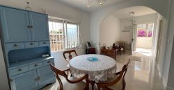 Adosado esquinero junto al mar, está totalmente reformado. Esta acogedora casa esquinera