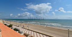 Adosado en primera línea de la playa en el Pouet. La distribución es la siguiente