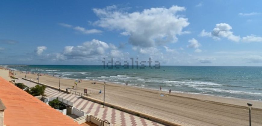 Adosado en primera línea de la playa en el Pouet. La distribución es la siguiente