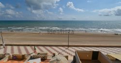 Adosado en primera línea de la playa en el Pouet. La distribución es la siguiente