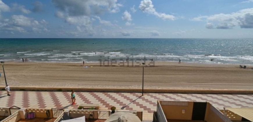 Adosado en primera línea de la playa en el Pouet. La distribución es la siguiente