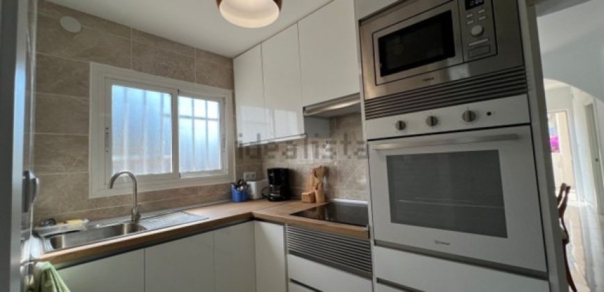 Adosado esquinero junto al mar, está totalmente reformado. Esta acogedora casa esquinera