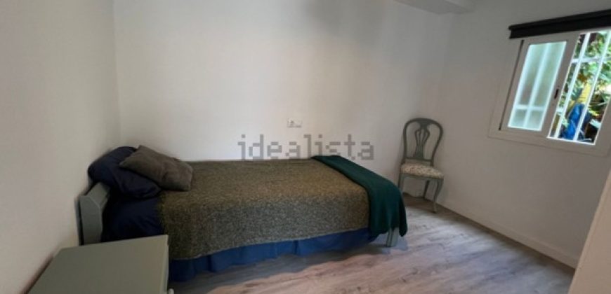 Adosado esquinero junto al mar, está totalmente reformado. Esta acogedora casa esquinera