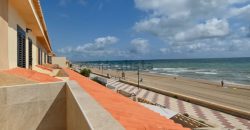 Adosado en primera línea de la playa en el Pouet. La distribución es la siguiente