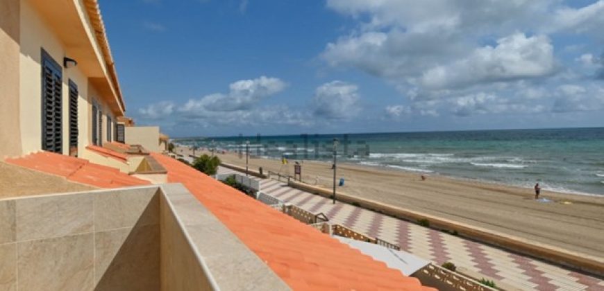Adosado en primera línea de la playa en el Pouet. La distribución es la siguiente