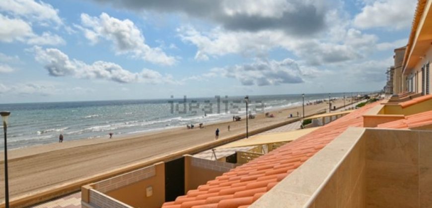 Adosado en primera línea de la playa en el Pouet. La distribución es la siguiente