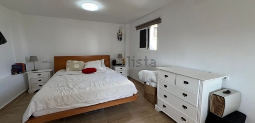 Adosado esquinero junto al mar, está totalmente reformado. Esta acogedora casa esquinera