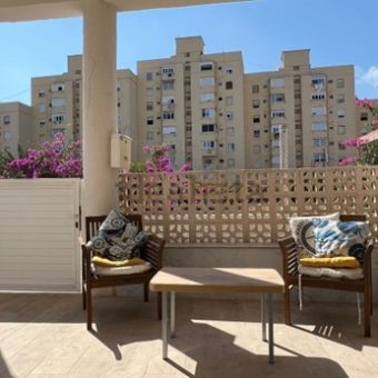 Adosado esquinero junto al mar, está totalmente reformado. Esta acogedora casa esquinera