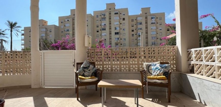 Adosado esquinero junto al mar, está totalmente reformado. Esta acogedora casa esquinera