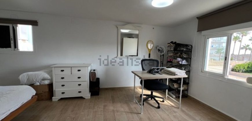 Adosado esquinero junto al mar, está totalmente reformado. Esta acogedora casa esquinera