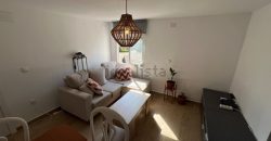Adosado esquinero junto al mar, está totalmente reformado. Esta acogedora casa esquinera