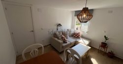 Adosado esquinero junto al mar, está totalmente reformado. Esta acogedora casa esquinera