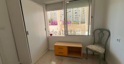 Adosado esquinero junto al mar, está totalmente reformado. Esta acogedora casa esquinera