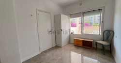 Adosado esquinero junto al mar, está totalmente reformado. Esta acogedora casa esquinera