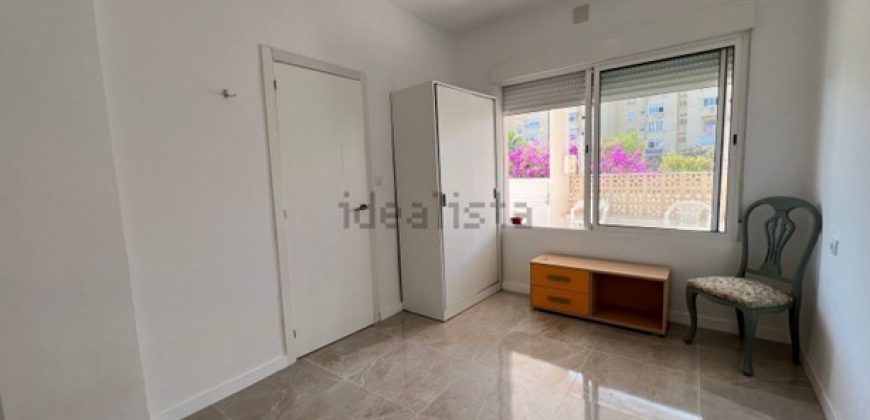 Adosado esquinero junto al mar, está totalmente reformado. Esta acogedora casa esquinera