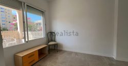 Adosado esquinero junto al mar, está totalmente reformado. Esta acogedora casa esquinera