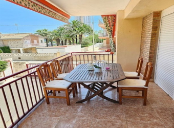 Fantastico apartamento en la playa de El Perellonet, totalmente reformado y situado en la entreplanta.