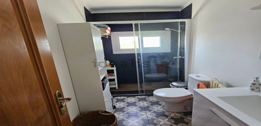 Fantastico apartamento en la playa de El Perellonet, totalmente reformado y situado en la entreplanta.