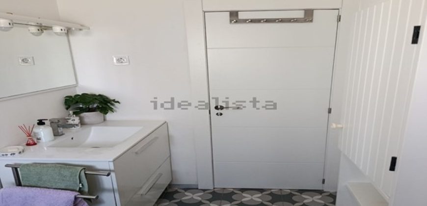 Fantastico apartamento en la playa de El Perellonet, totalmente reformado y situado en la entreplanta.