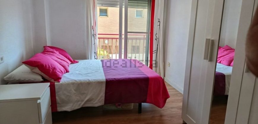 Fantastico apartamento en la playa de El Perellonet, totalmente reformado y situado en la entreplanta.