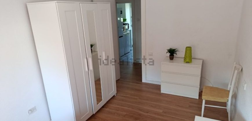 Fantastico apartamento en la playa de El Perellonet, totalmente reformado y situado en la entreplanta.