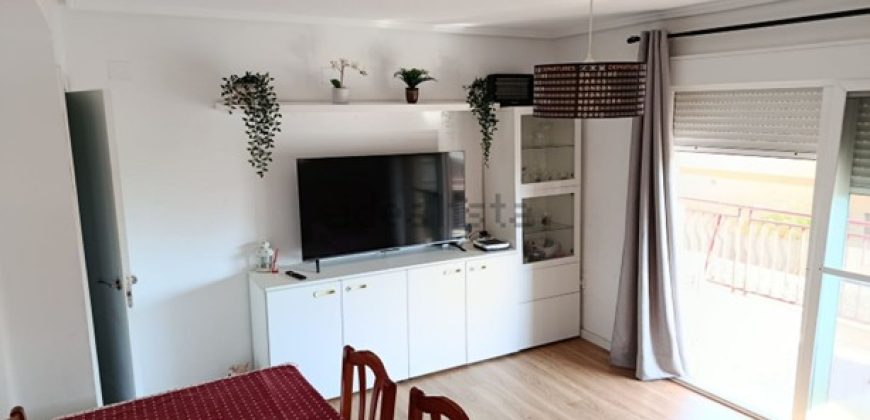 Fantastico apartamento en la playa de El Perellonet, totalmente reformado y situado en la entreplanta.