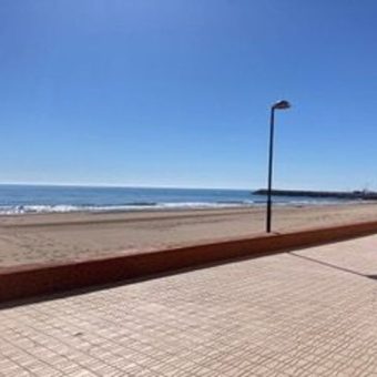 Amplio apartamento en primera línea de playa en El Perellonet
