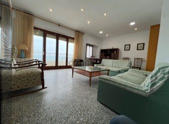 Impresionante apartamento en primera línea de playa, situado en una 4ª planta