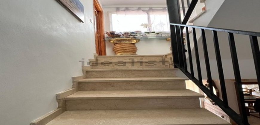 Esta magnífica casa adosada combina confort, elegancia y una ubicación ideal