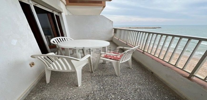 Impresionante apartamento en primera línea de playa, situado en una 4ª planta