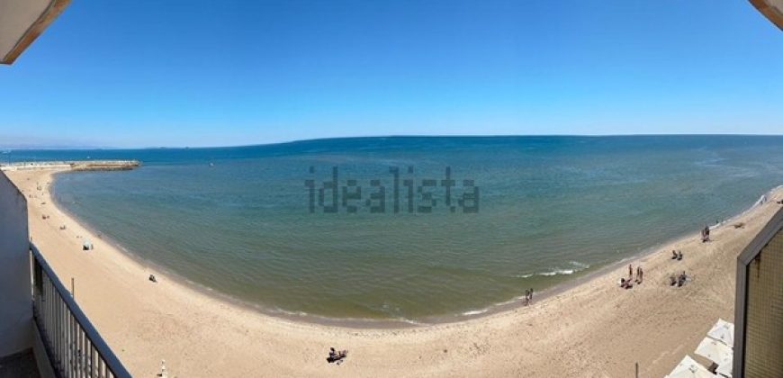 Impresionante apartamento en primera línea de playa, situado en una 4ª planta