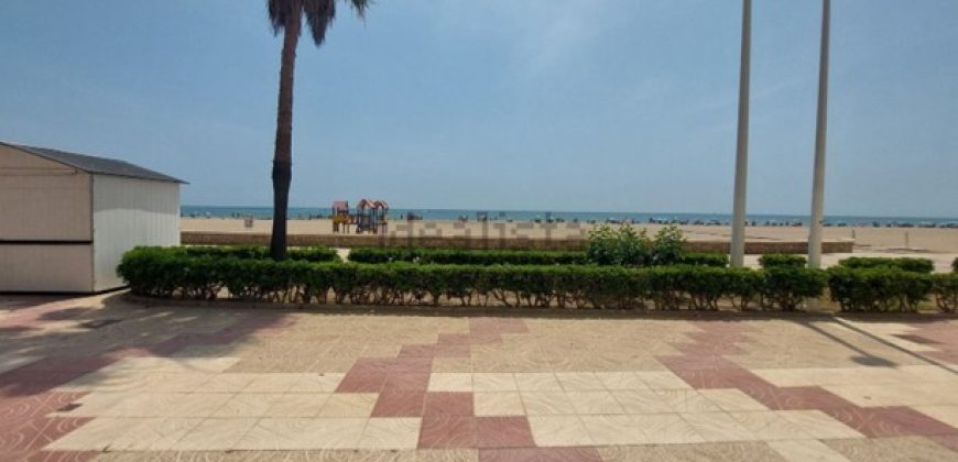 Descubre este maravilloso apartamento ubicado en la 9ª planta, con impresionantes vistas al mar y al castillo de Cullera