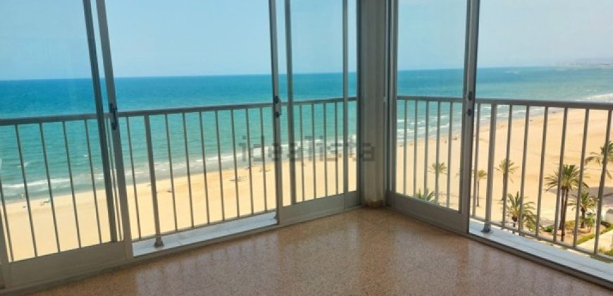 Descubre este maravilloso apartamento ubicado en la 9ª planta, con impresionantes vistas al mar y al castillo de Cullera