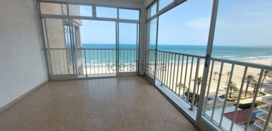 Descubre este maravilloso apartamento ubicado en la 9ª planta, con impresionantes vistas al mar y al castillo de Cullera