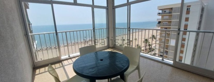 Descubre este maravilloso apartamento ubicado en la 9ª planta, con impresionantes vistas al mar y al castillo de Cullera