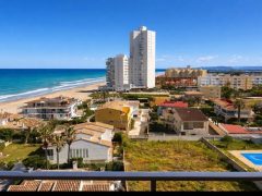 Apartamento totalmente exterior y completamente reformado en primera línea de playa en El Perellonet.