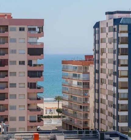 Magnífico apartamento de 100 m2. Ubicado en la tercera planta de un edificio con ascensor.
