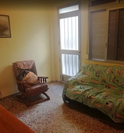 Descubre este encantador piso en planta baja ubicado en la zona de pueblo