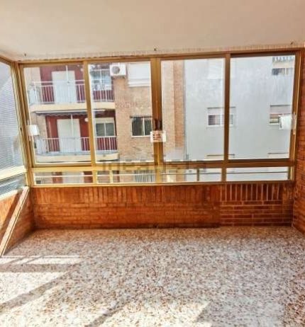 Amplio piso de aproximadamente 90 m², ubicado en la 3ª planta el edificio dispone de ascensor