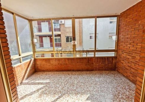 Amplio piso de aproximadamente 90 m², ubicado en la 3ª planta el edificio dispone de ascensor