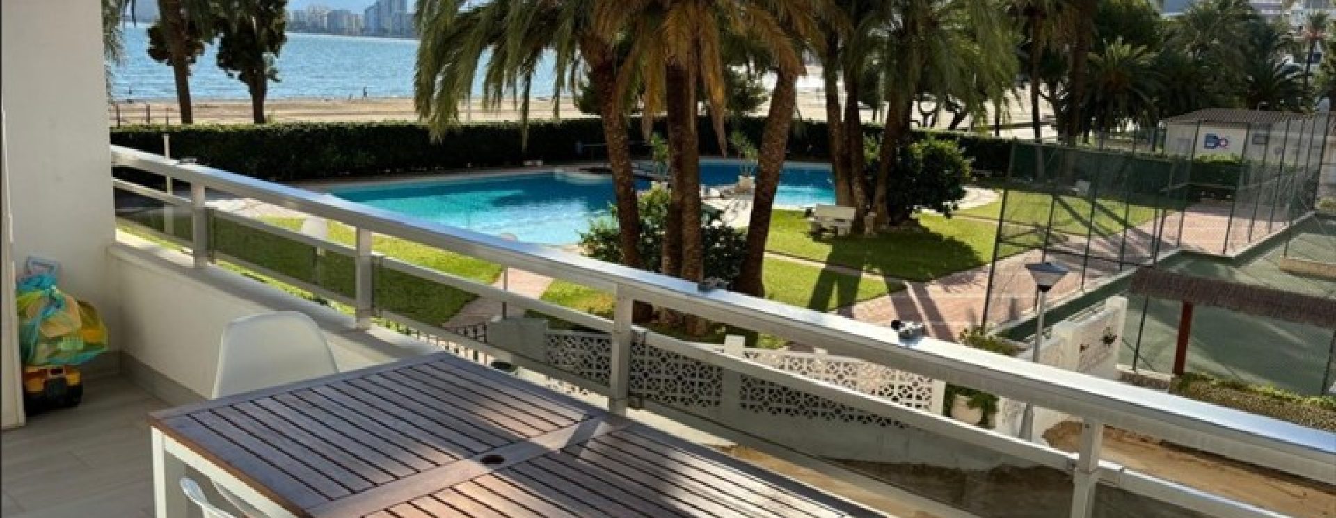 Fabuloso apartamento de 70 m² totalmente reformado y amueblado, situado en primera línea de playa en el corazón de El Racó, Cullera