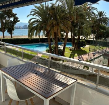 Fabuloso apartamento de 70 m² totalmente reformado y amueblado, situado en primera línea de playa en el corazón de El Racó, Cullera